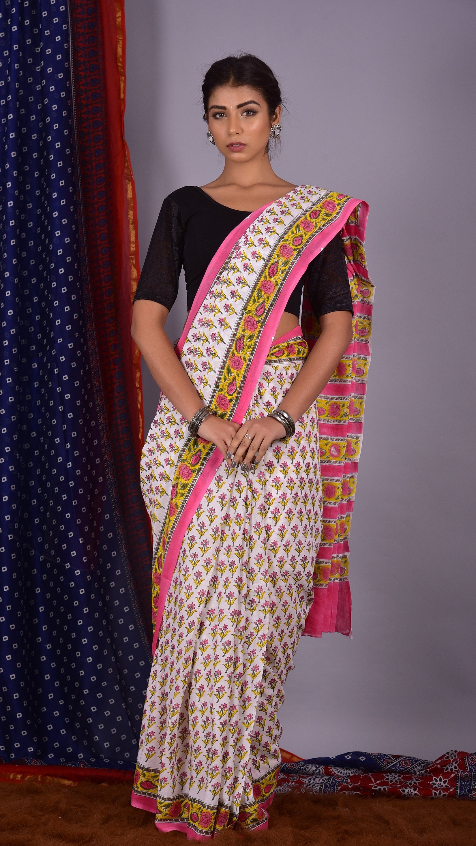 Handcrafted white Saree with pink booti - ShalviFashion