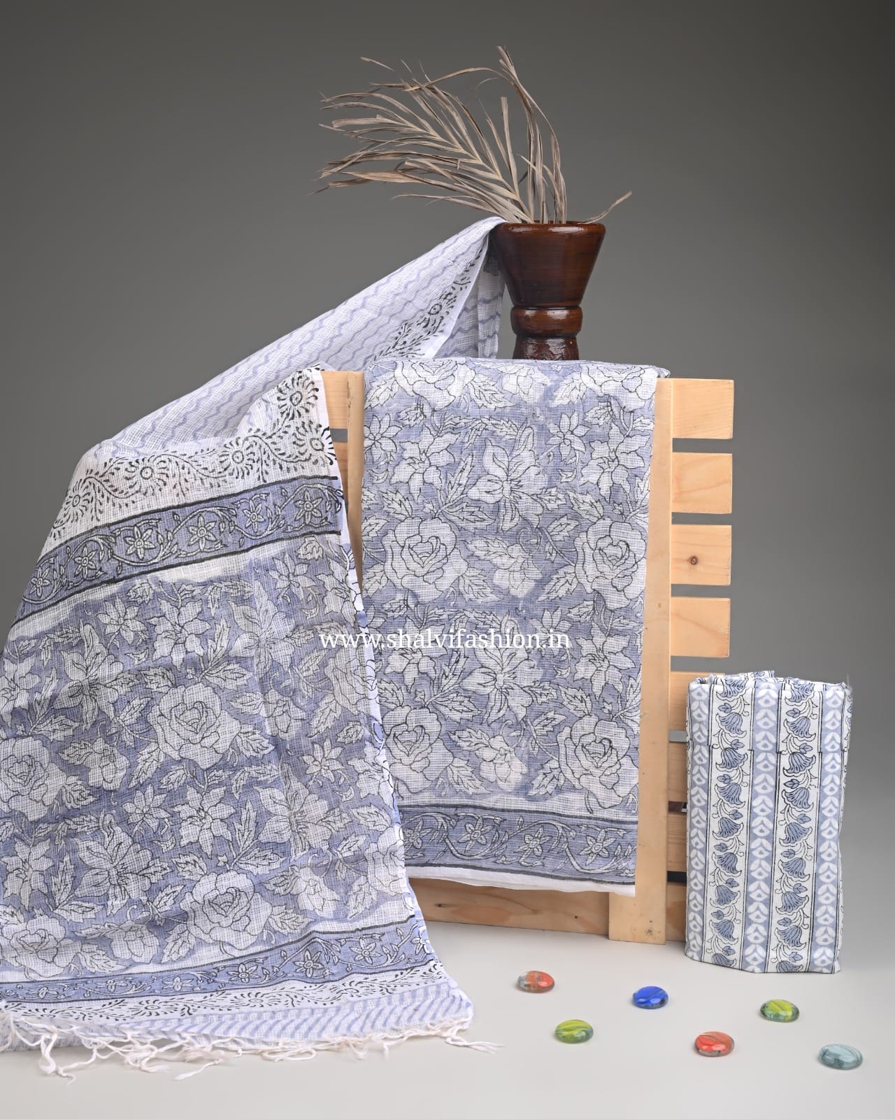 Shop unstitched block printed doria suits (3KD256)